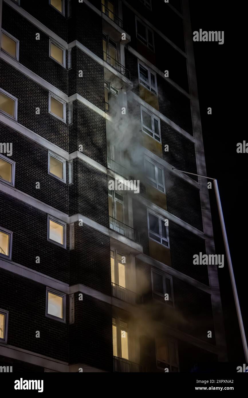 Un edificio residenziale a torre in fiamme a Londra è assistito dai Vigili del fuoco di Londra Foto Stock