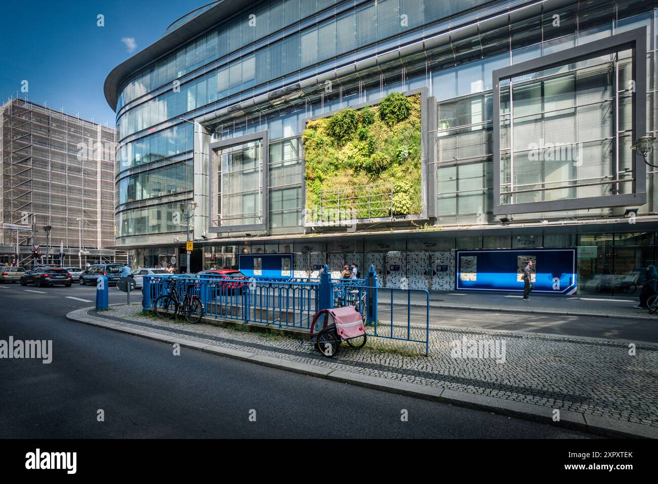 Ehemaliges Kaufhaus Galerie Lafayette nach Schließung Ende Juli 2024, Friedrichstrasse, Berlino. Der neue Eigentümer Tishman Speyer Plant Nun eine Mode Foto Stock