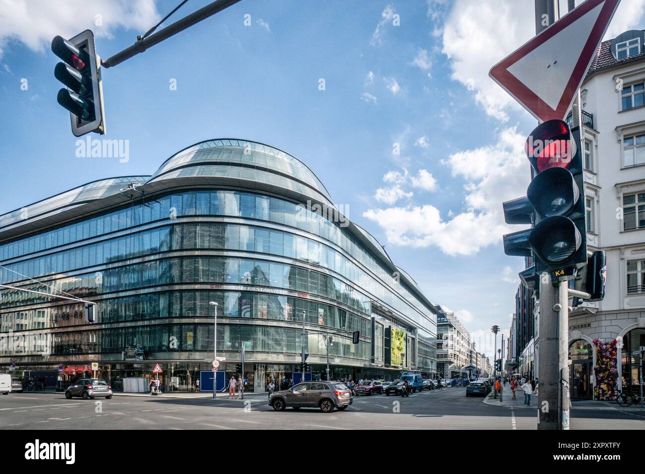 Ehemaliges Kaufhaus Galerie Lafayette nach Schließung Ende Juli 2024, Friedrichstrasse, Berlino. Der neue Eigentümer Tishman Speyer Plant Nun eine Mode Foto Stock