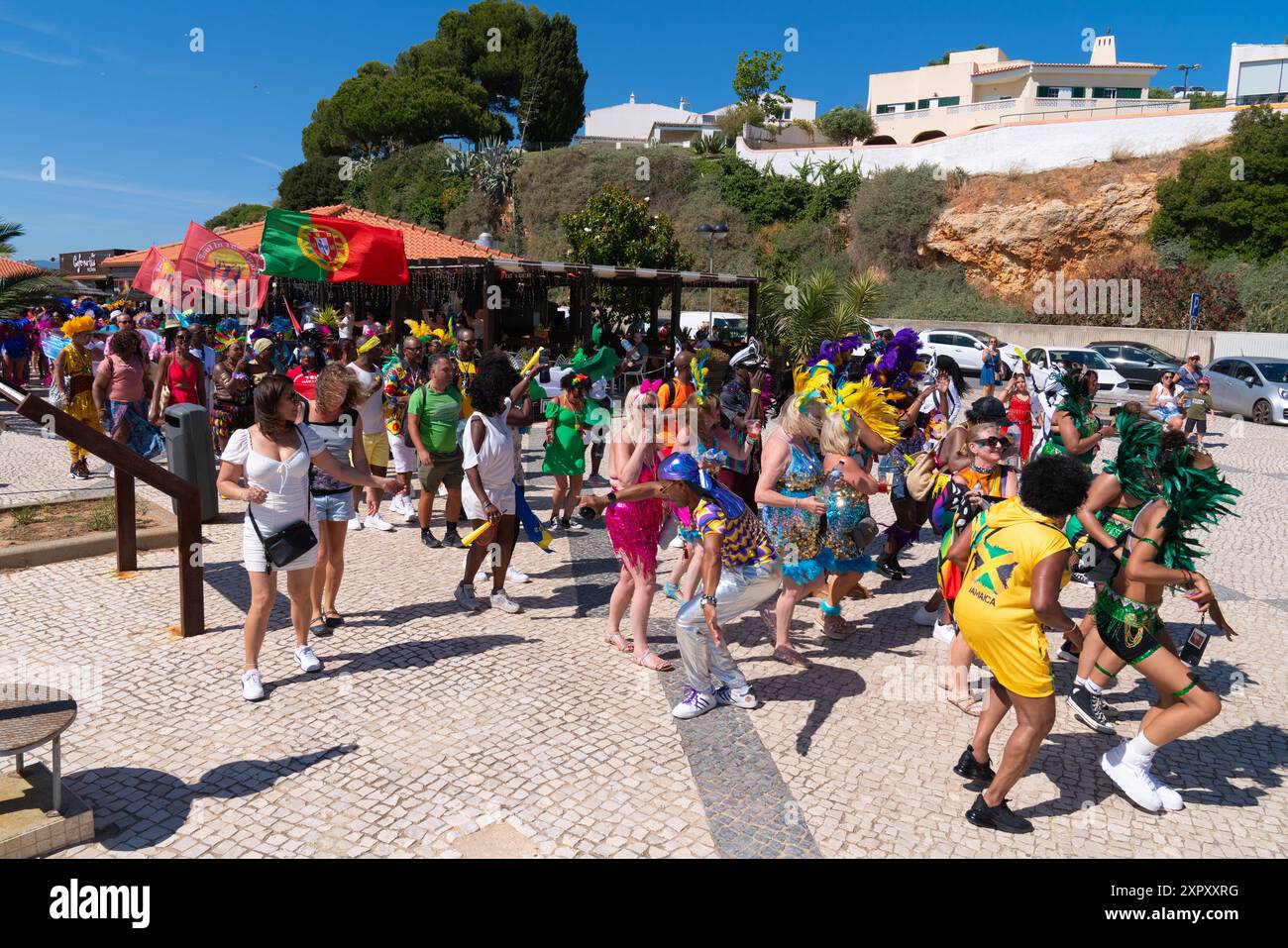 Alvor Portugal The Soul in the Algarve, sfilata di carnevale folle di persone in costumi colorati per la strada Foto Stock