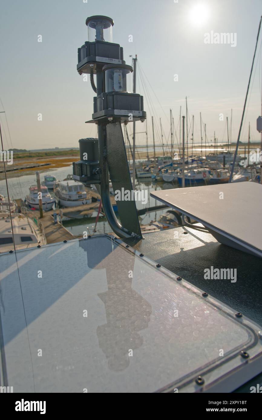 Comunicazioni, radar, GPS e luci di navigazione sul motoscafo Project Full Circle in alluminio da record mondiale Spirit of Challenge, Hayling Island, Hampshire, Regno Unito Foto Stock
