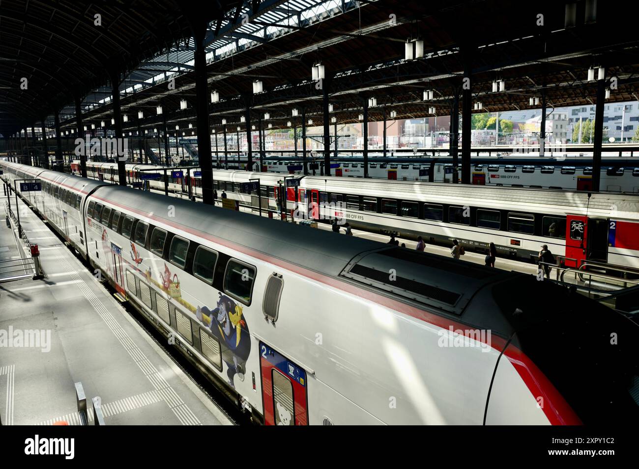 Vagoni colorati alla stazione FFS di Basilea Foto Stock