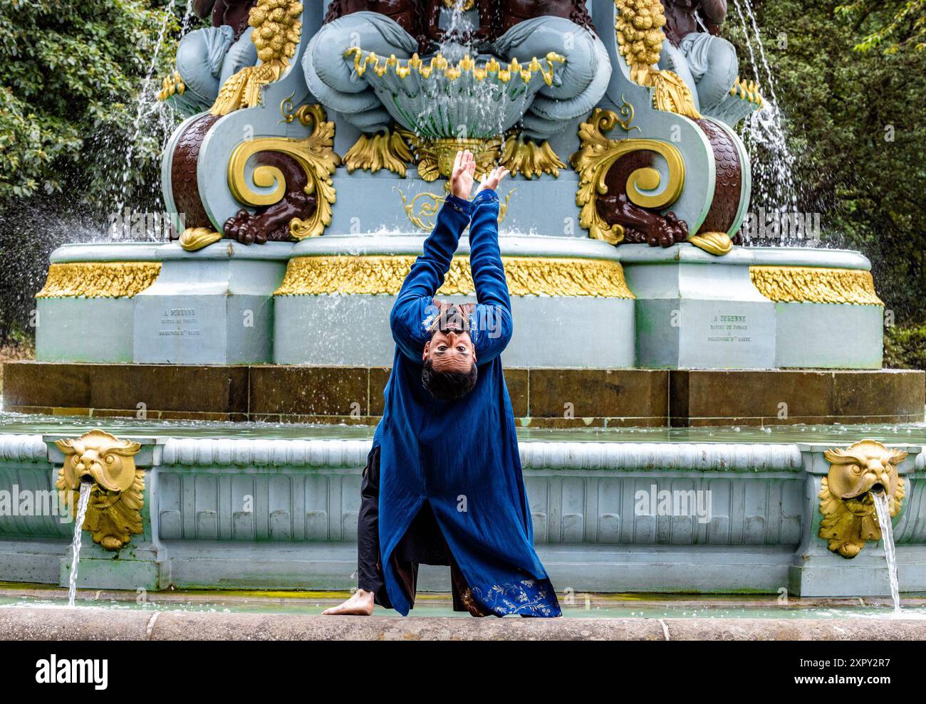 Edimburgo, Regno Unito. 8 agosto 2024 nella foto: Aakash Odedra alla Ross Fountain a Princes Street Gardens West. Tornando al Festival Internazionale di Edimburgo dopo la sua affascinante presentazione di Samsara nel 2022, Aakash Odedra presenta un nuovo lavoro spirituale e accattivante canzoni della Bulbul. Crediti: Rich Dyson/Alamy Live News Foto Stock