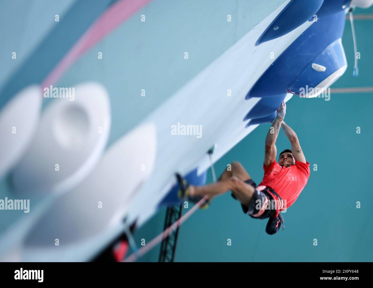 PARIGI, FRANCIA - 07 AGOSTO: Alberto Gines Lopez del Team Spagna gareggia durante la semifinale maschile di Boulder & Lead, la dodicesima giornata dei Giochi Olimpici di Parigi 2024 presso le Bourget Sport Climbing Venue il 7 agosto 2024 a Parigi, Francia. Klettern © diebilderwelt / Alamy Stock Foto Stock