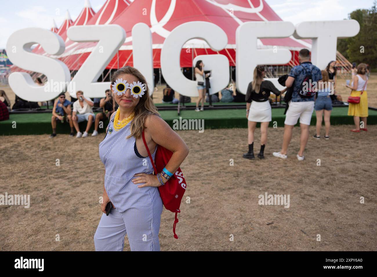 Budapest, Ungheria. 7 agosto 2024. Una donna posa per una foto allo Sziget Festival di Budapest, Ungheria, 7 agosto 2024. Questa settimana, all'edizione 2024 dello Sziget Festival ungherese di Budapest, ha dato il via a una vivace settimana di spettacoli interculturali. Crediti: Attila Volgyi/Xinhua/Alamy Live News Foto Stock