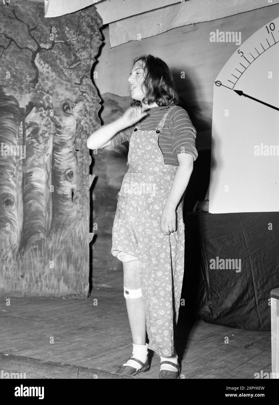 Aktuell 04- 1948: Amatørkonkurransen i Bergen. Norsk Rikskringkasting har arrangert en landskonkurranse per amatører. 12 år gamle Turid Olsen cantò «Tjuagutter i Bergens di», og det var en imponerende prestasjon. Hun jublet og ha cantato og danset så det var en lyst. Foto: Sverre A. Børretzen / Aktuell / NTB ***foto er ikke bildebehandlet*** il testo dell'immagine viene tradotto automaticamente Foto Stock