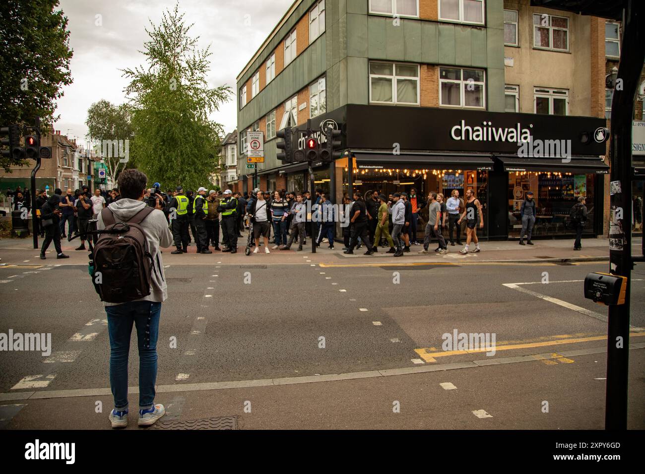 I manifestanti a Walthamstow, Londra, occupano Hoe Street per fermare una manifestazione di estrema destra pianificata Foto Stock