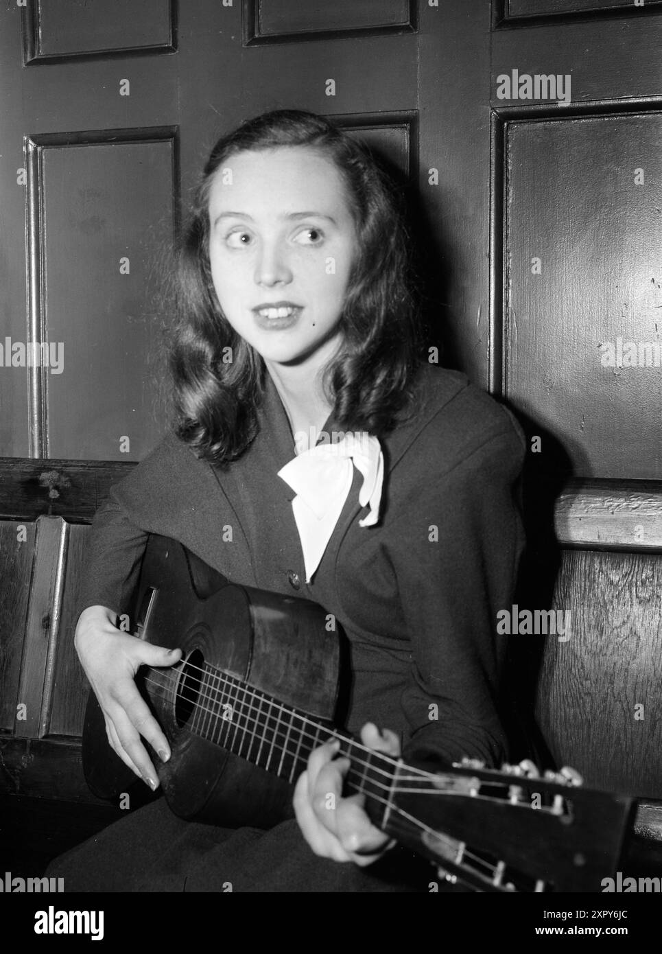 Aktuell 04- 1948: Amatørkonkurransen i Bergen. Norsk Rikskringkasting har arrangert en landskonkurranse per amatører. Ruth Sørensen Kjær er nervør for hun har ikke skrevet og fortalt forloveden som bor langt borte, at hun skal opptre med sang i Kringkastingen. Foto: Sverre A. Børretzen / Aktuell / NTB ***foto er ikke bildebehandlet*** il testo dell'immagine viene tradotto automaticamente Foto Stock