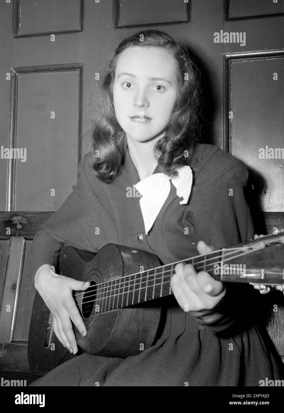 Aktuell 04- 1948: Amatørkonkurransen i Bergen. Norsk Rikskringkasting har arrangert en landskonkurranse per amatører. Ruth Sørensen Kjær er nervør for hun har ikke skrevet og fortalt forloveden som bor langt borte, at hun skal opptre med sang i Kringkastingen. Foto: Sverre A. Børretzen / Aktuell / NTB ***foto er ikke bildebehandlet*** il testo dell'immagine viene tradotto automaticamente Foto Stock