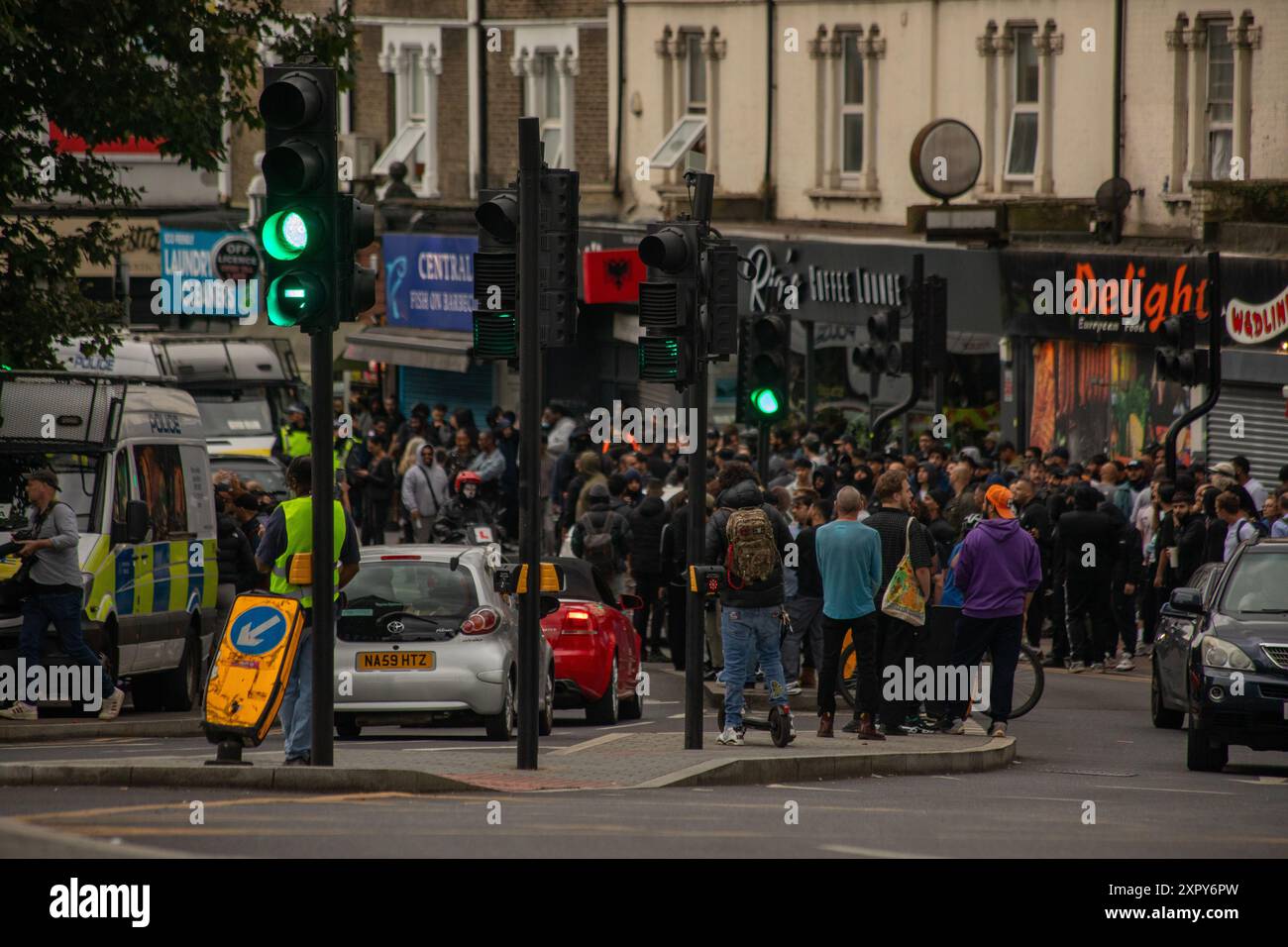 I manifestanti a Walthamstow, Londra, occupano Hoe Street per fermare una manifestazione di estrema destra pianificata Foto Stock