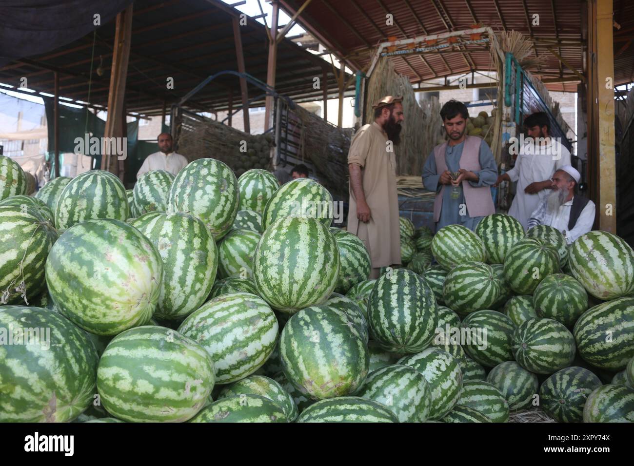 Kabul, Afghanistan. 8 agosto 2024. Questa foto scattata l'8 agosto 2024 mostra una stalla di anguria a Kabul, la capitale dell'Afghanistan. Il prodotto interno lordo (PIL) dell'Afghanistan è aumentato del 2,7% su base annua durante l'anno civile persiano del 1402 fino al 19 marzo, i dati dell'autorità nazionale di statistica e informazione (NSIA) del paese hanno mostrato mercoledì. Crediti: Saifurahman Safi/Xinhua/Alamy Live News Foto Stock