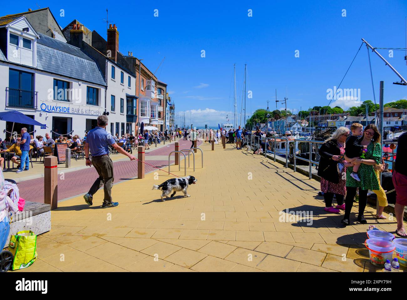 Turisti sul porto di Weymouth Foto Stock