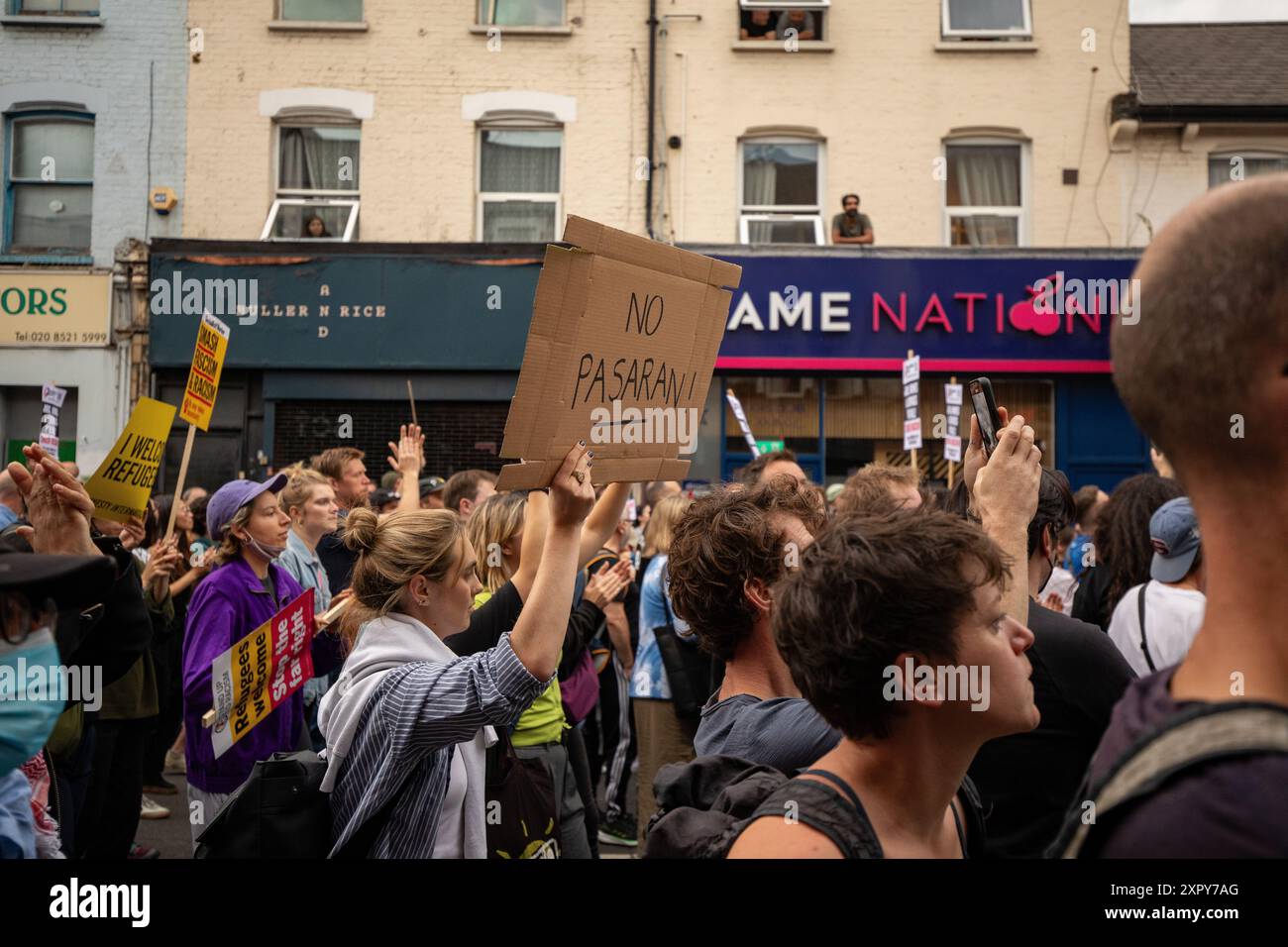 I manifestanti a Walthamstow, Londra, occupano Hoe Street per fermare una manifestazione di estrema destra pianificata Foto Stock