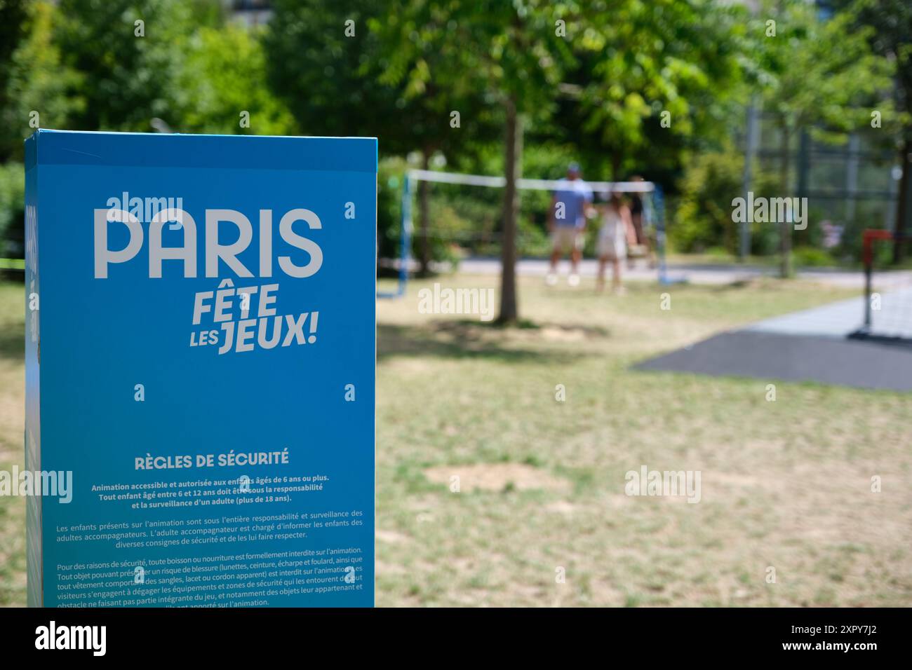 Zona dei tifosi delle Olimpiadi di Parigi 2024 nel parco Clichy Batignolles Martin Luther-King (17° arrondissement). Persone che giocano a badminton alla fete des Jeux Foto Stock