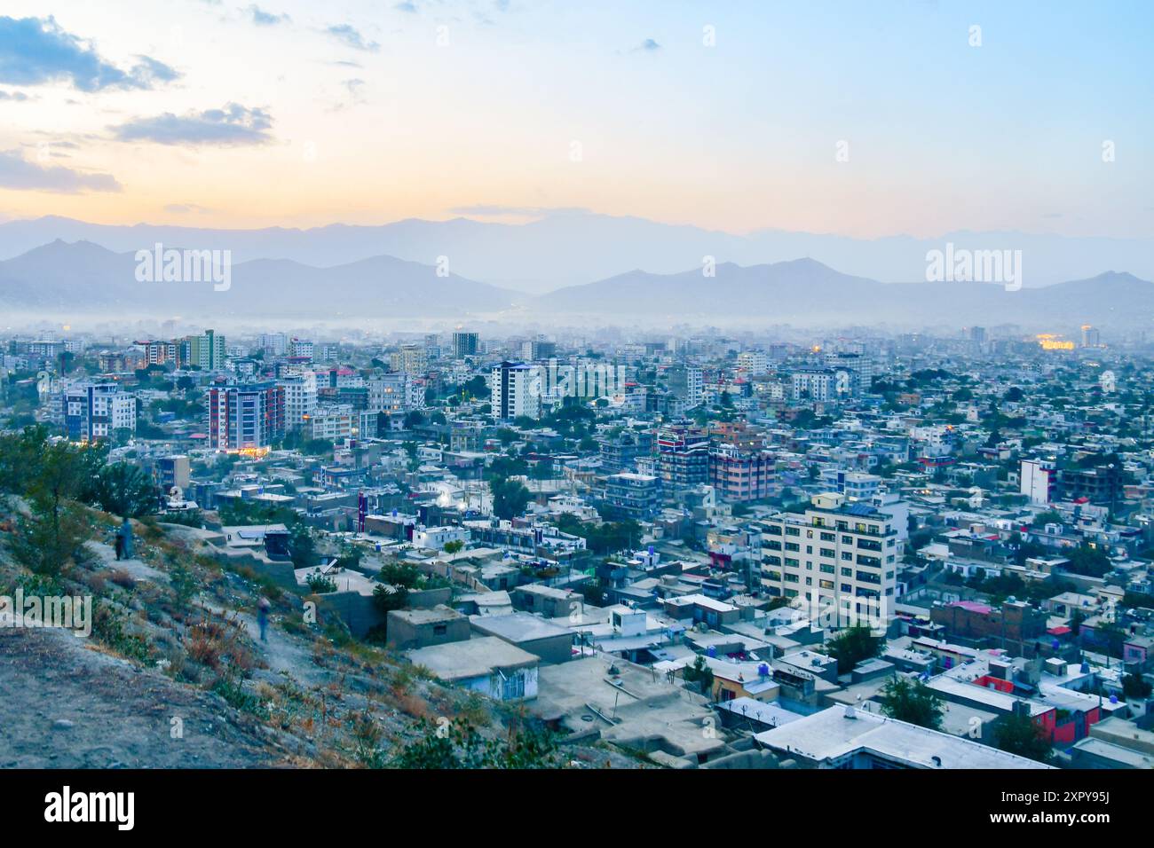 Kabul, Afghanistan - 20 ottobre 2023: Veduta aerea panoramica della capitale nella giornata di sole. Edifici residenziali e alti appartamenti Foto Stock