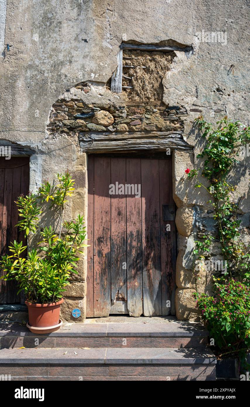 Francia, regione Nouvelle-Aquitania, Donzenac, porta tradizionale in Rue des Pénitents Foto Stock