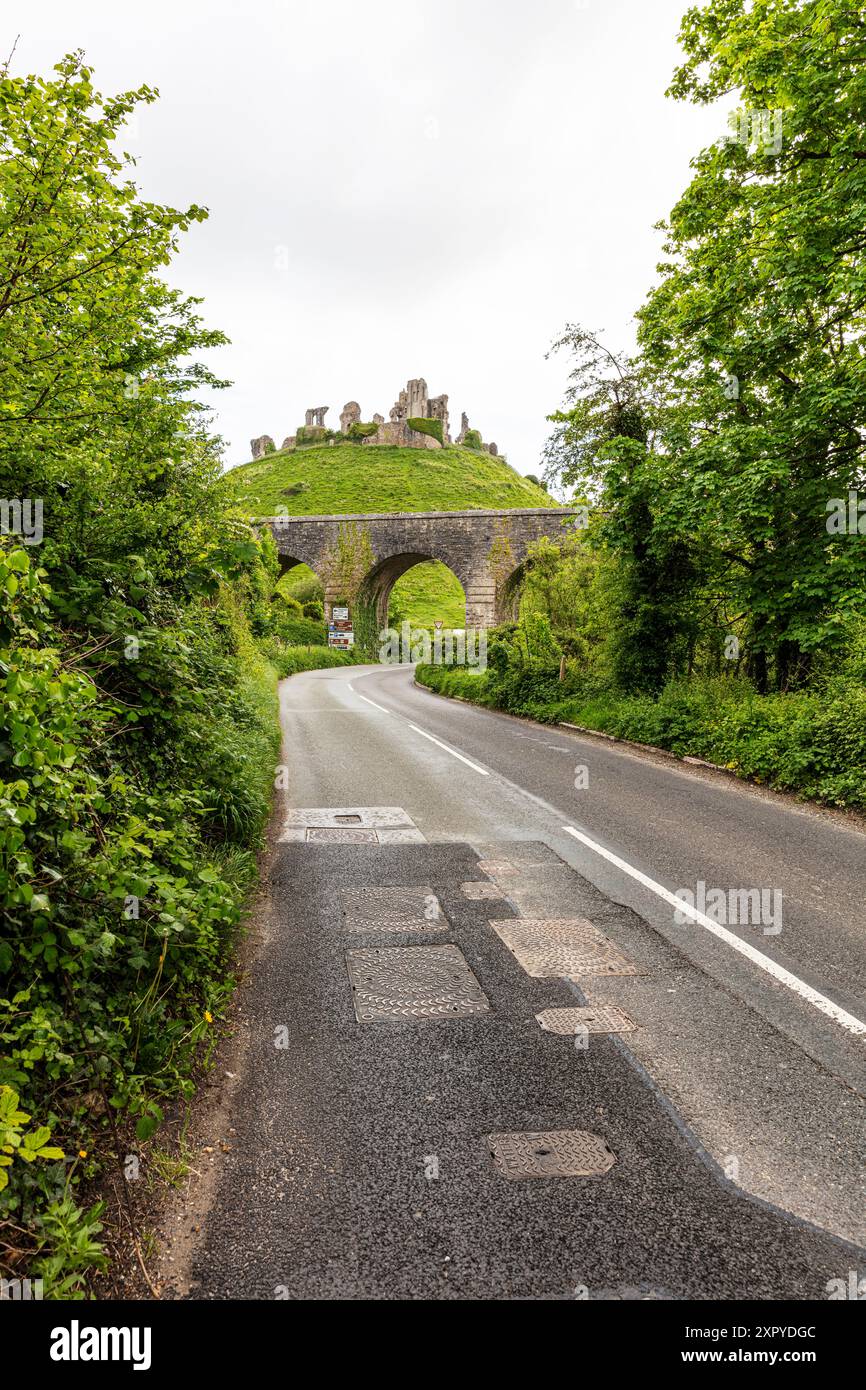 Corfe Castle, Dorset, Inghilterra Corfe Castle è una fortificazione che sorge sopra l'omonimo villaggio sulla penisola di Purbeck nell'Eng Foto Stock