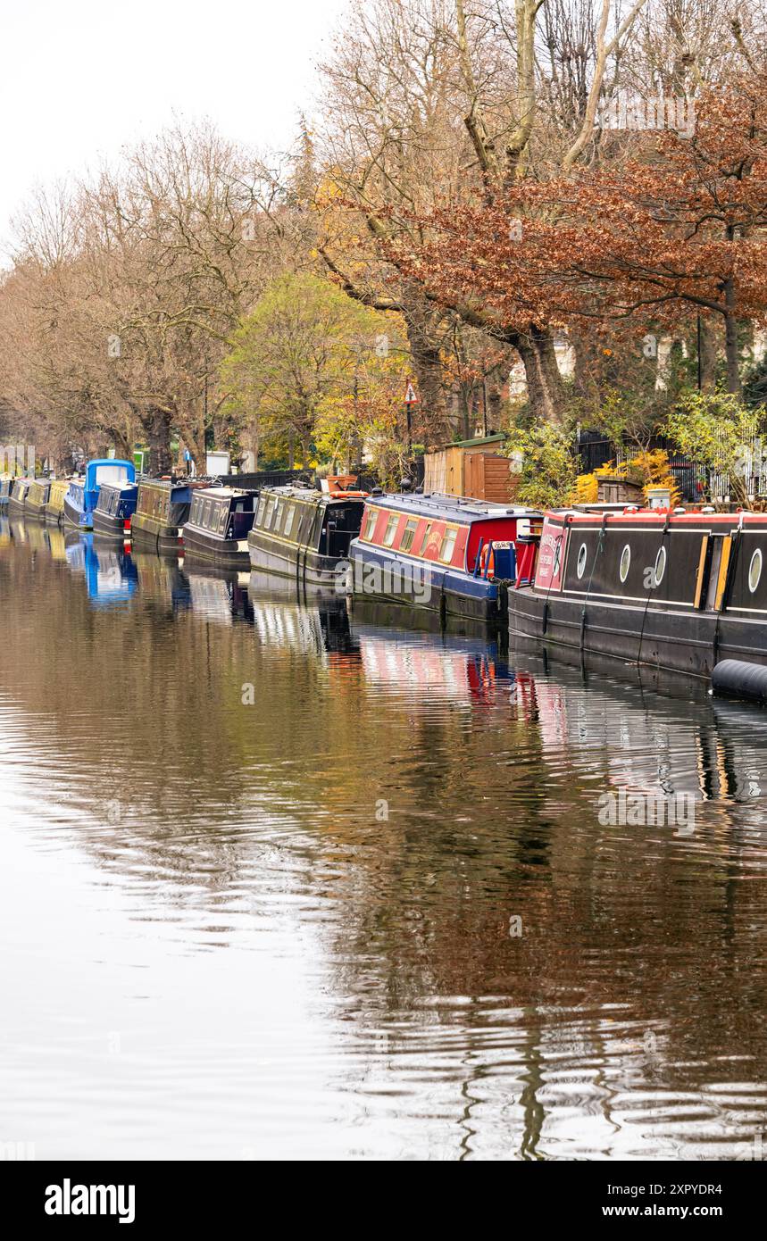 Barche a remi sul Regents Canal, Little Venice, Londra, Inghilterra Foto Stock