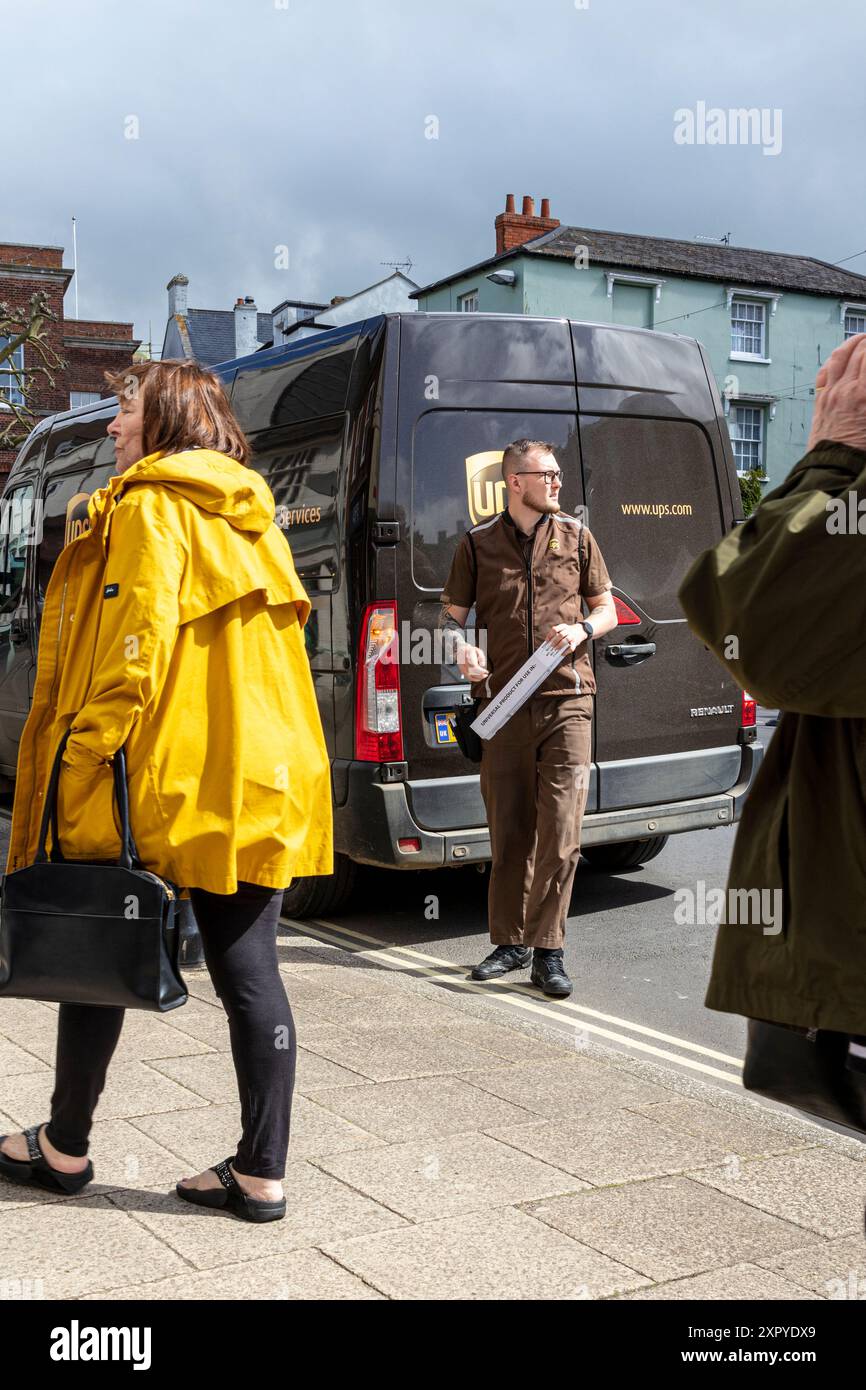 UPS, consegna UPS, corriere, consegna, spedizione UPS, UPS van, UPS UK, corriere UPS, addetto alle consegne, consegna pacchi, consegna pacchi UPS, furgone Foto Stock