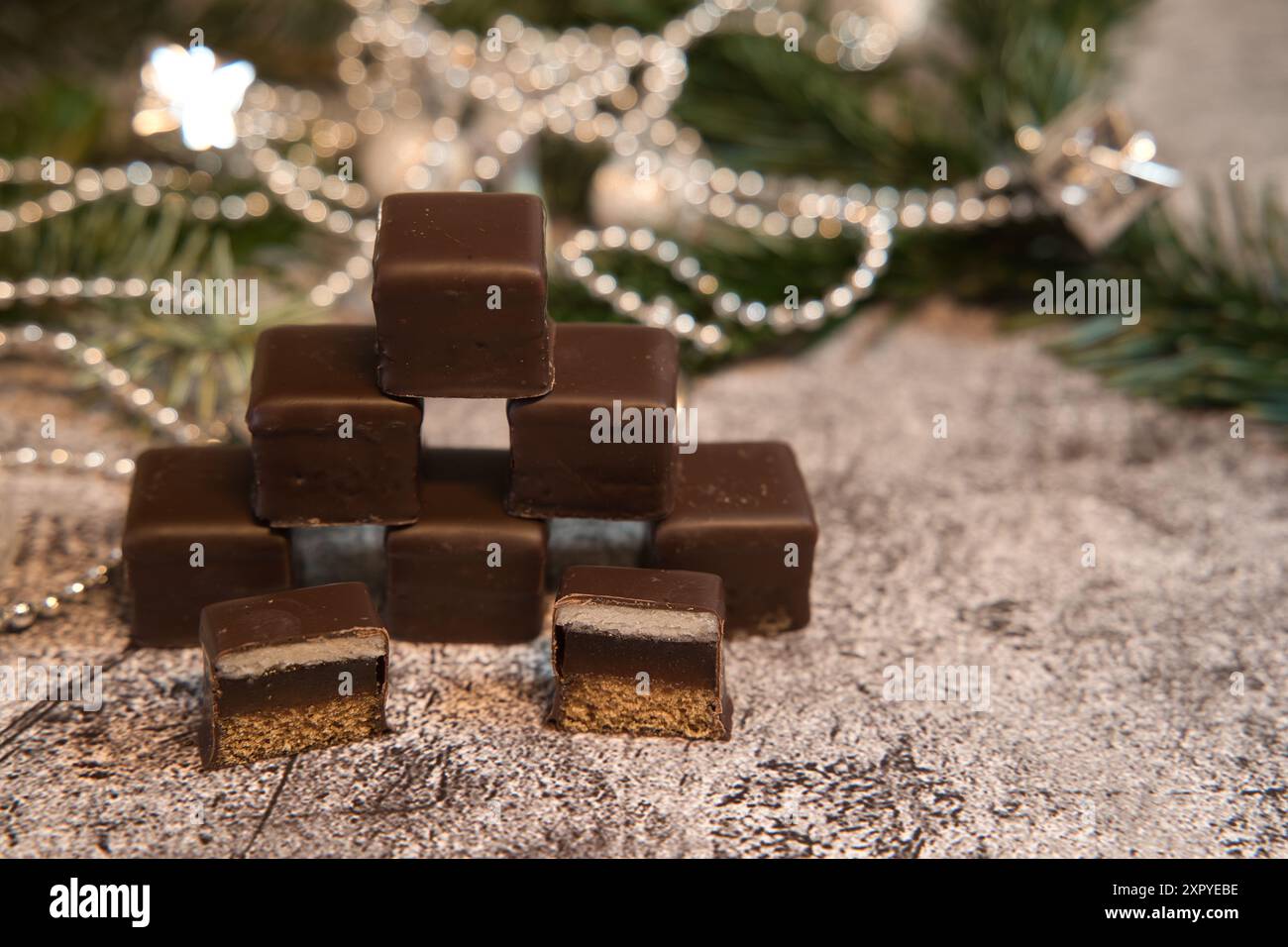 Dolci tradizionali tedeschi dimezzati chiamati "Dominosteine". Caramelle natalizie a base di pan di zenzero, gelatina e marzapane ricoperte di cioccolato Foto Stock