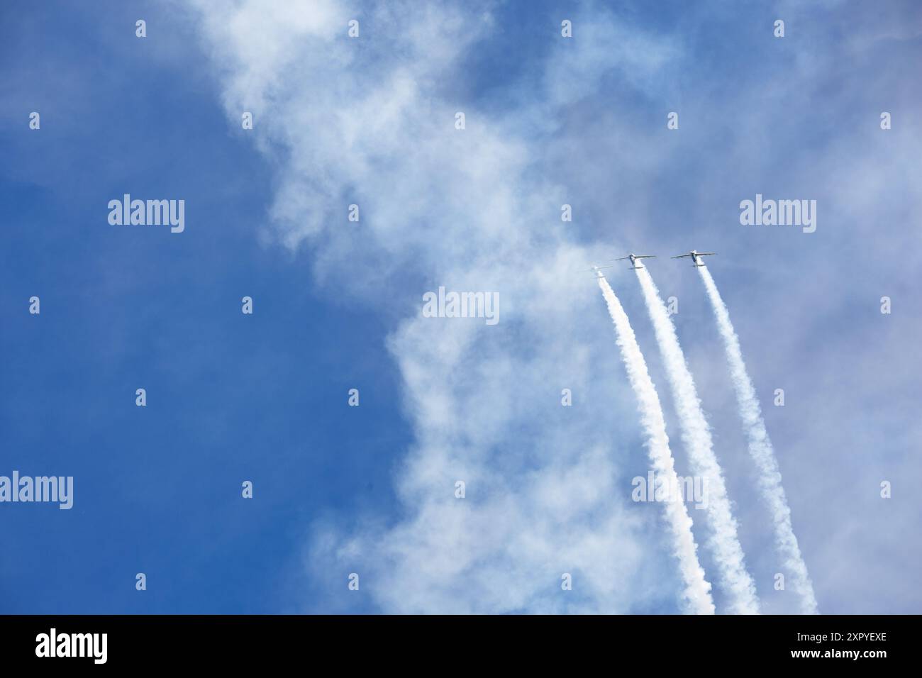 Tre aerei ad elica che fanno acrobazie alla mostra aerea Foto Stock