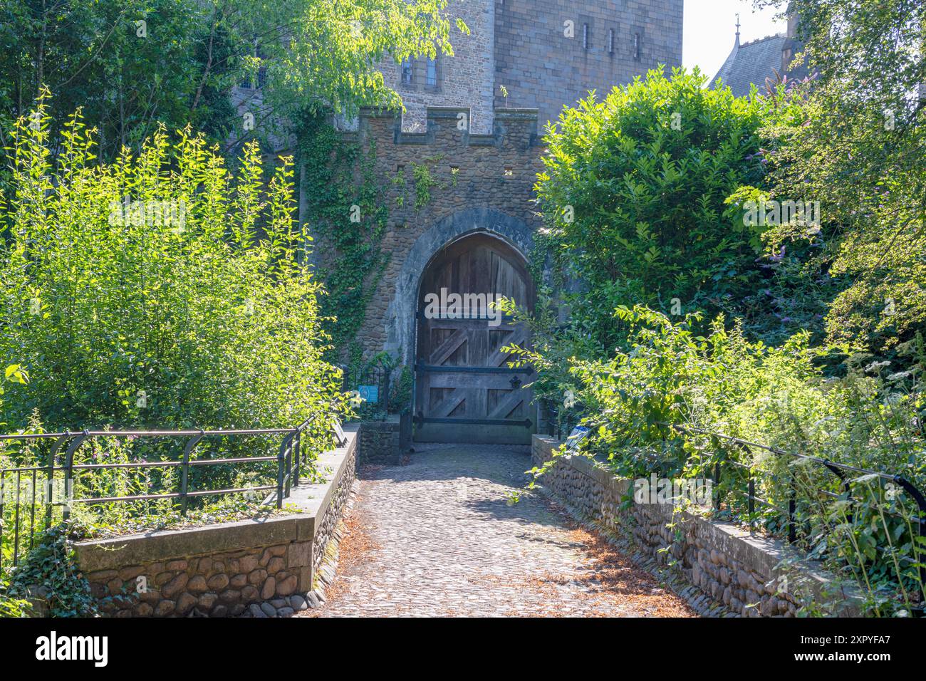 Il cancello ad arco ad ovest del castello di Cardiff conduce sopra il mulino e nel Bute Park. Cardiff, Regno Unito. 30/07/2024 Foto Stock