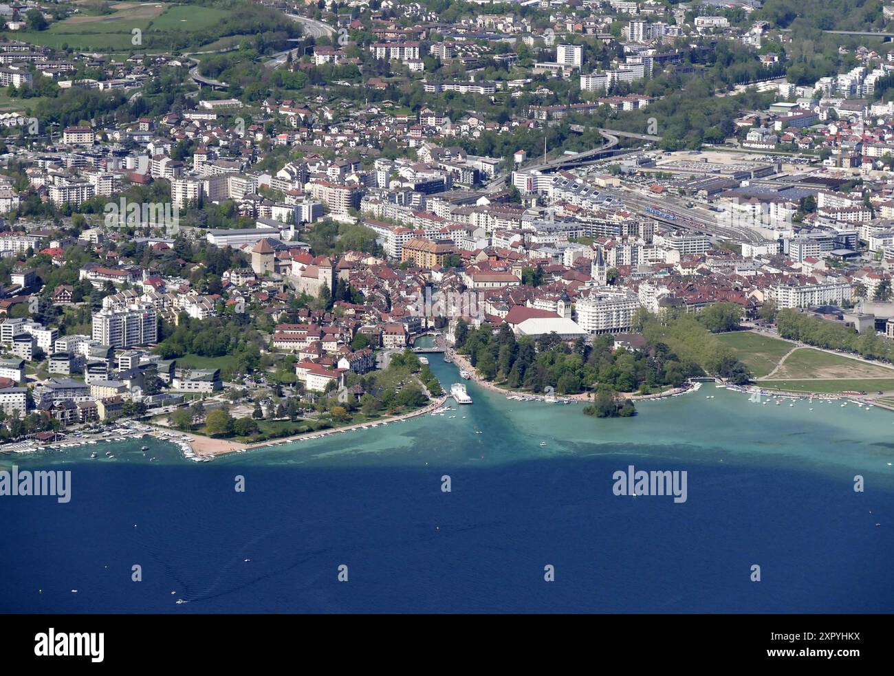 Vista aerea della città vecchia di Annecy e del lago con acqua blu. Splendida città dell'alta Savoia, nella regione delle alpi francesi. Destinazione di viaggio europea Foto Stock
