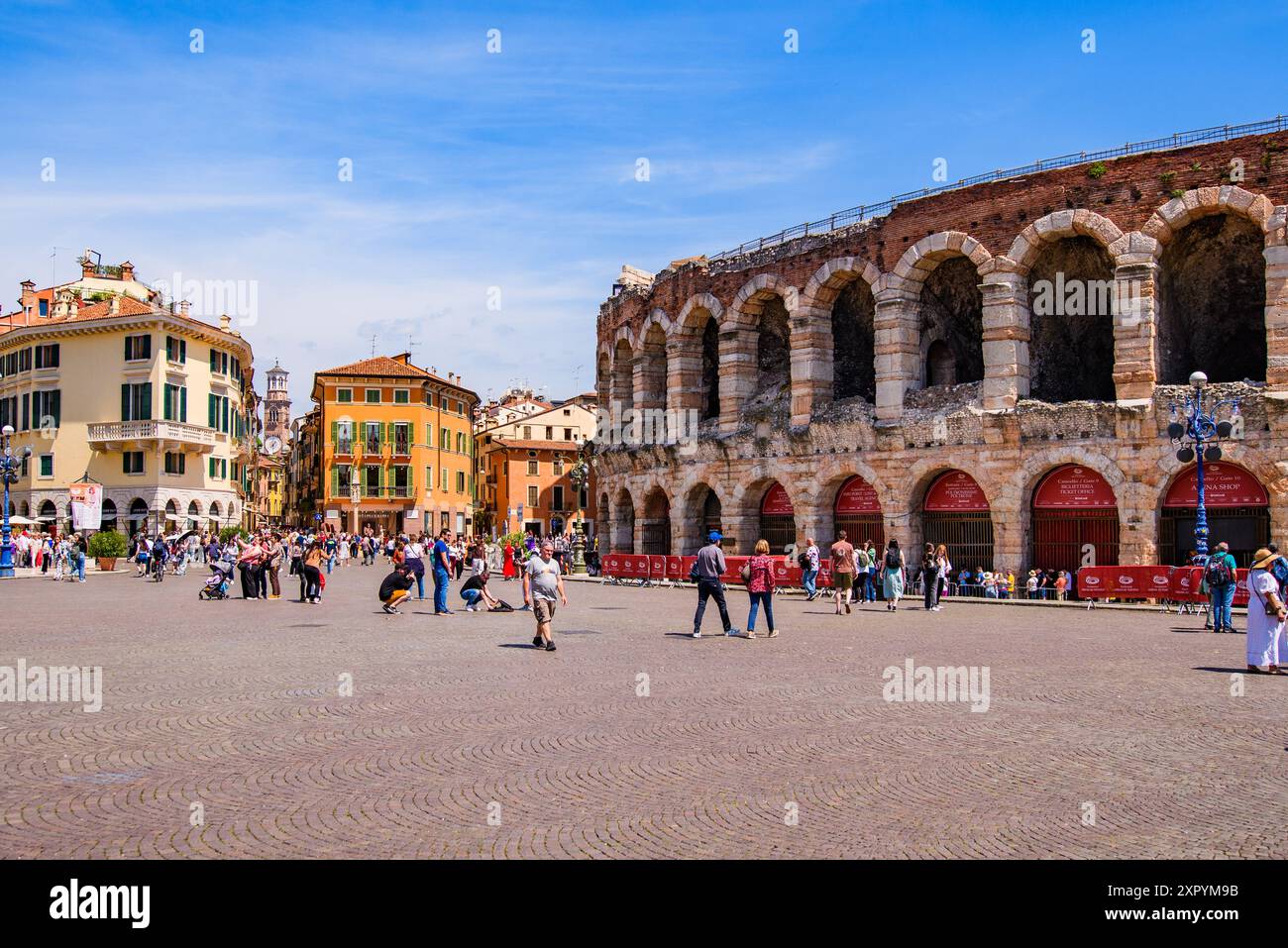 VERONA, ITALIA – 10 MAGGIO 2024: L'Arena di Verona, un antico anfiteatro romano situato in Piazza Bra. Questa struttura ben conservata e' famosa per aver Foto Stock