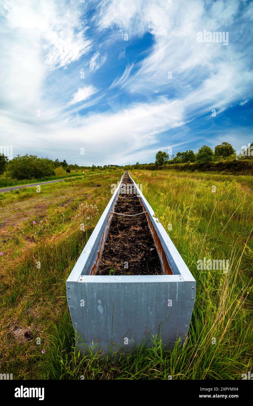 Raised Line, una scultura ambientale di Maurice MacDonagh, nel Lough Boora Discovery Park di Bord na Mona nella contea di Offaly, Irlanda Foto Stock