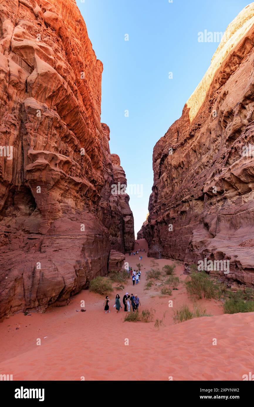 Wadi Rum, Giordania - febbraio 28 2023. Paesaggio del deserto di Wadi Rum in Giordania. Turisti che visitano il canyon. Foto Stock