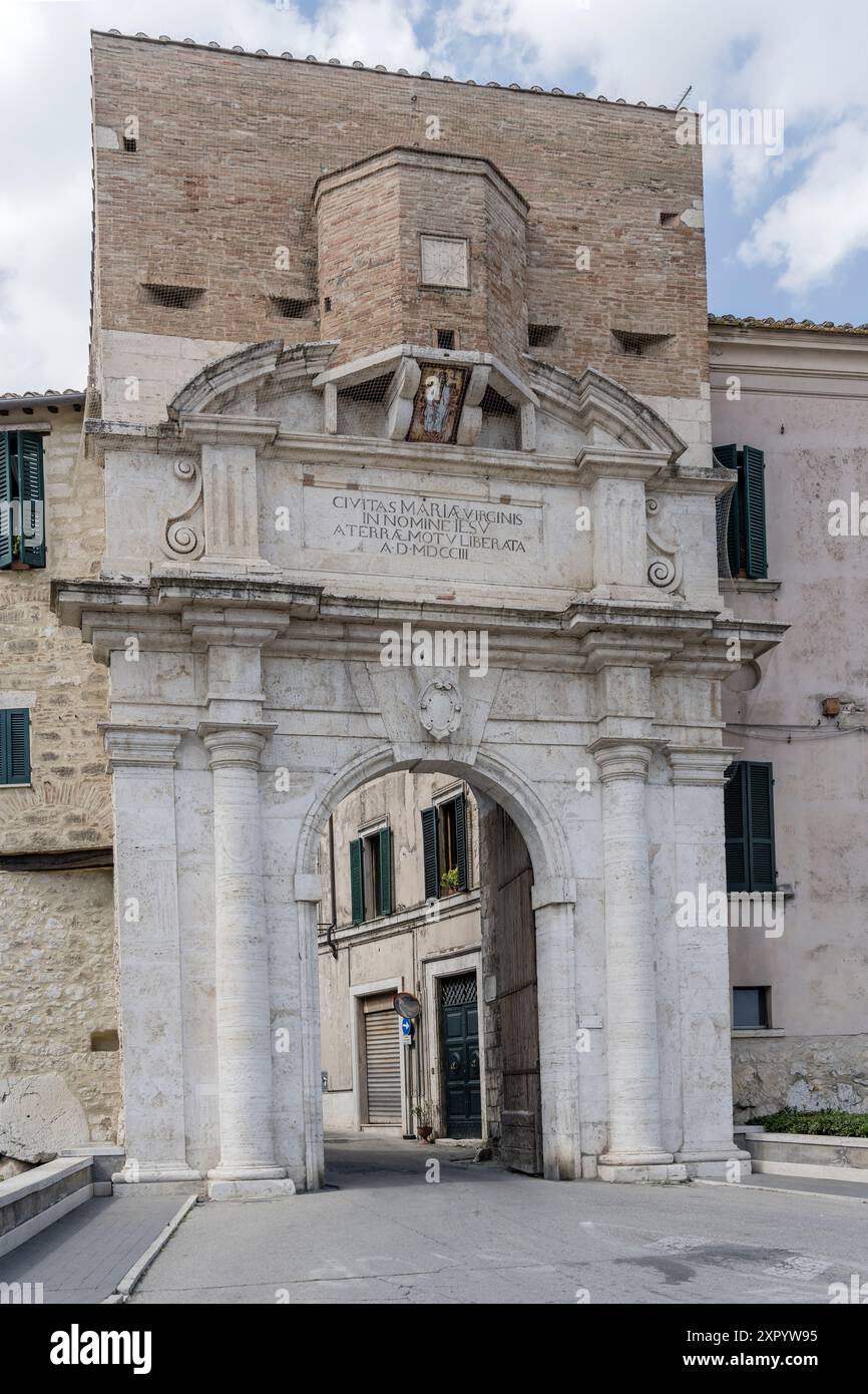 Paesaggio urbano con l'ingresso monumentale storico di porta Romana alle mura della città, girato con la luce estiva ad Amelia, Umbria, Italia Foto Stock