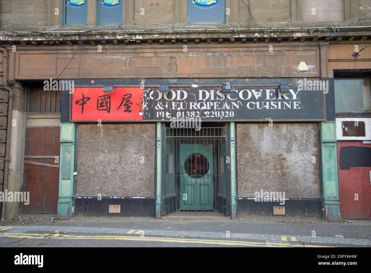 Facciata di attività chiuse con finestre a pianta aperta a Dundee, Scozia, Regno Unito; fuori dal concetto di business, chiusura di aziende Foto Stock