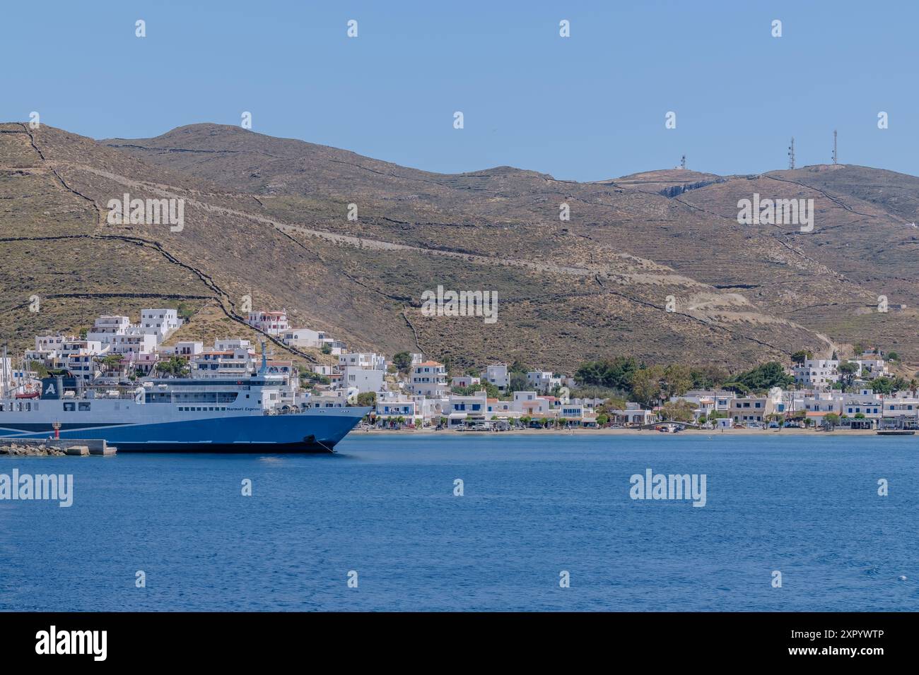 Kythnos, Grecia - 6 maggio 2024: Veduta di una nave al porto di Kythnos Grecia Foto Stock