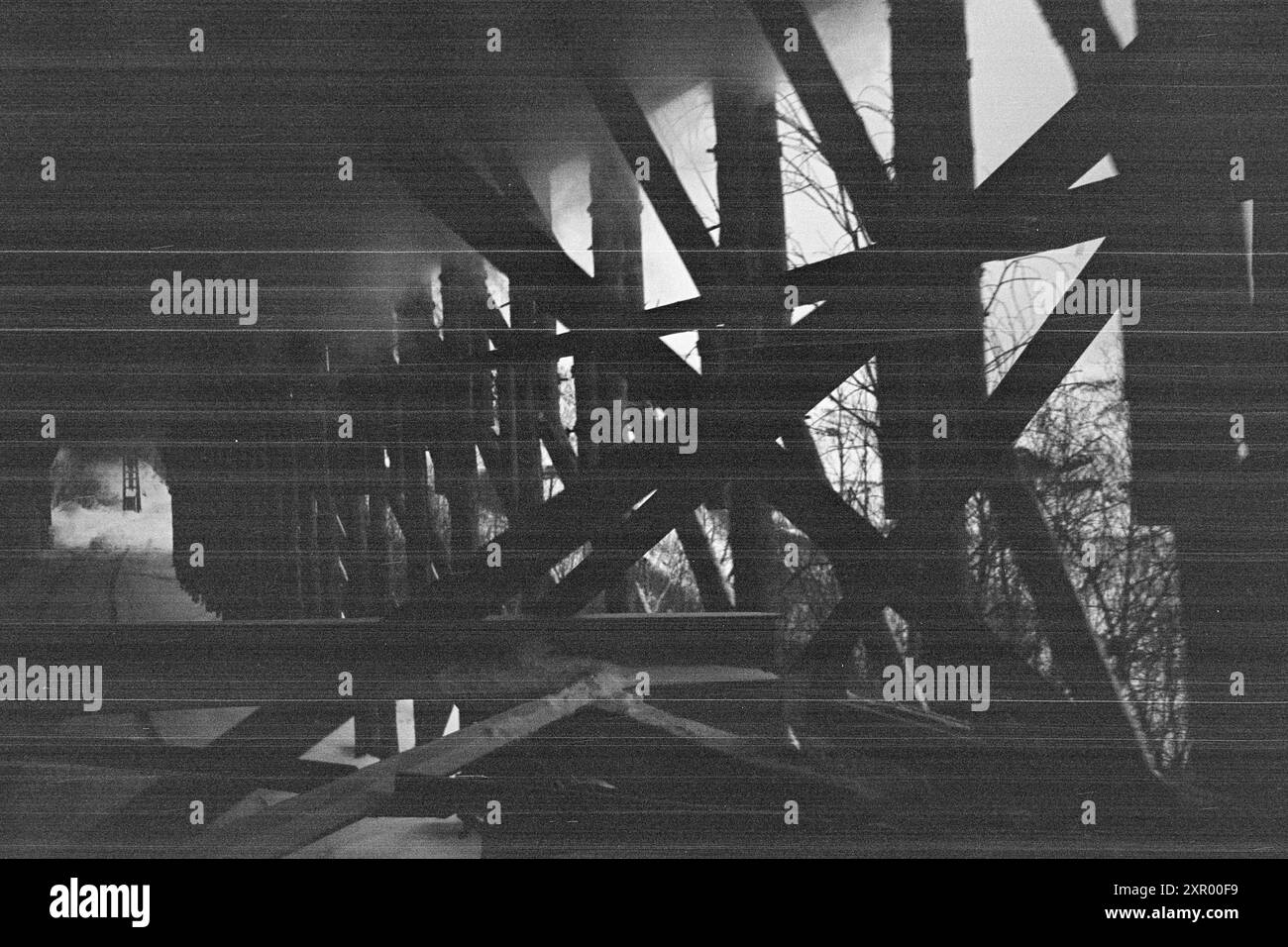 Effettivo 5- 1948: Sgombero della neve sulla ferrovia di Bergen. La ferrovia di Bergen, una delle ferrovie più importanti della Norvegia, raggiunge il suo punto più alto appena ad ovest di Finse, a 1301 metri sul livello del mare. Il vento e la neve all'unisono qui fanno sì che non sia sempre una cosa da tenere aperta questa pista in inverno. Nei luoghi più resistenti alle intemperie della ferrovia di Bergen, ci sono sovrastrutture di neve, in modo che le derive non diventino troppo grandi. Foto: Sverre A. Børretzen / Aktuell / NTB ***la foto non viene elaborata*** il testo dell'immagine viene tradotto automaticamente. il testo dell'immagine viene tradotto automaticamente Foto Stock