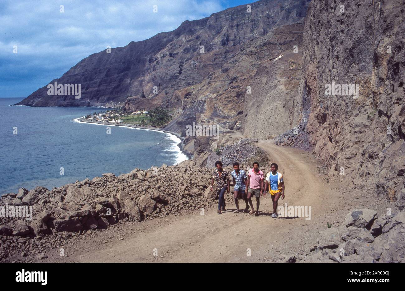 Capo Verde, Santo Antao. Gente che cammina lungo la costa. Foto Stock