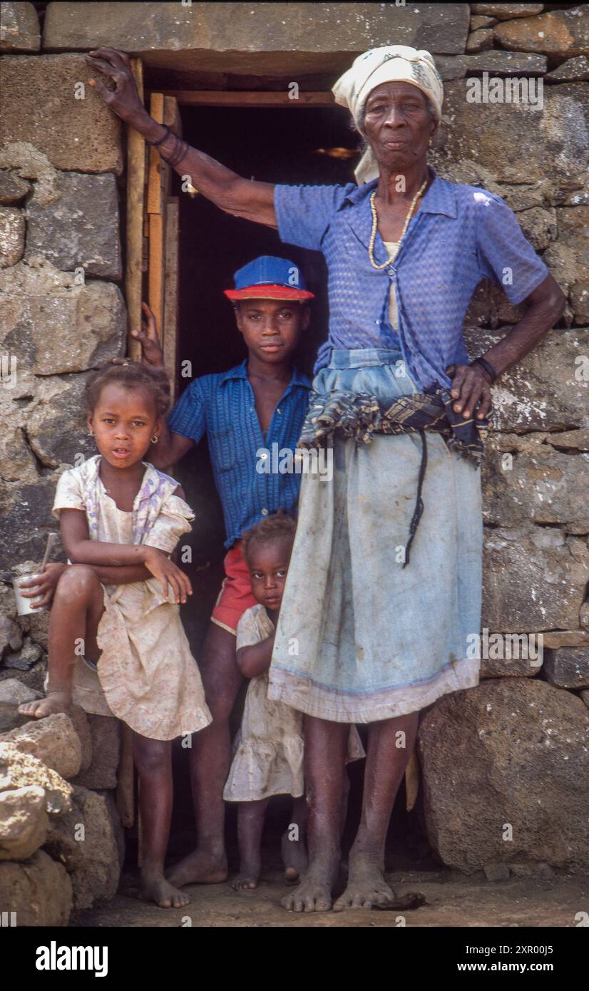 Capo Verde, Santo Antao - nonna all'ingresso con tre dei suoi nipoti. Foto Stock