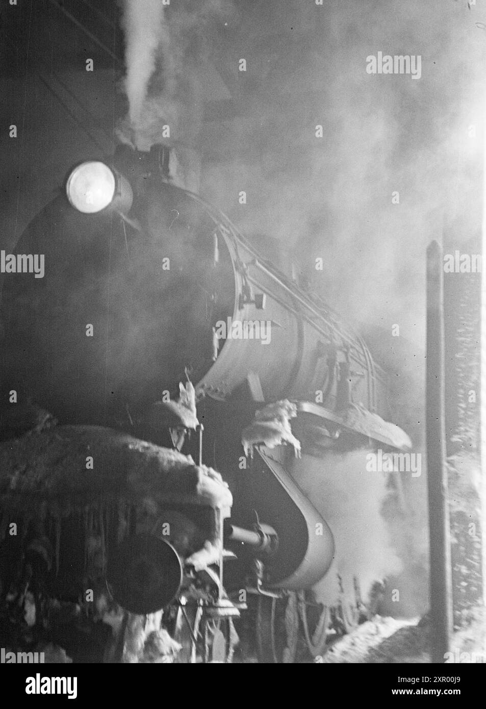 Effettivo 5- 1948: Sgombero della neve sulla ferrovia di Bergen. La ferrovia di Bergen, una delle ferrovie più importanti della Norvegia, raggiunge il suo punto più alto appena ad ovest di Finse, a 1301 metri sul livello del mare. Il vento e la neve all'unisono qui fanno sì che non sia sempre come thateasy tenere aperta questa pista in inverno. Foto: Sverre A. Børretzen / Aktuell / NTB ***la foto non viene elaborata*** questo testo immagine viene tradotto automaticamente questo testo immagine viene tradotto automaticamente questo testo immagine viene tradotto automaticamente Foto Stock