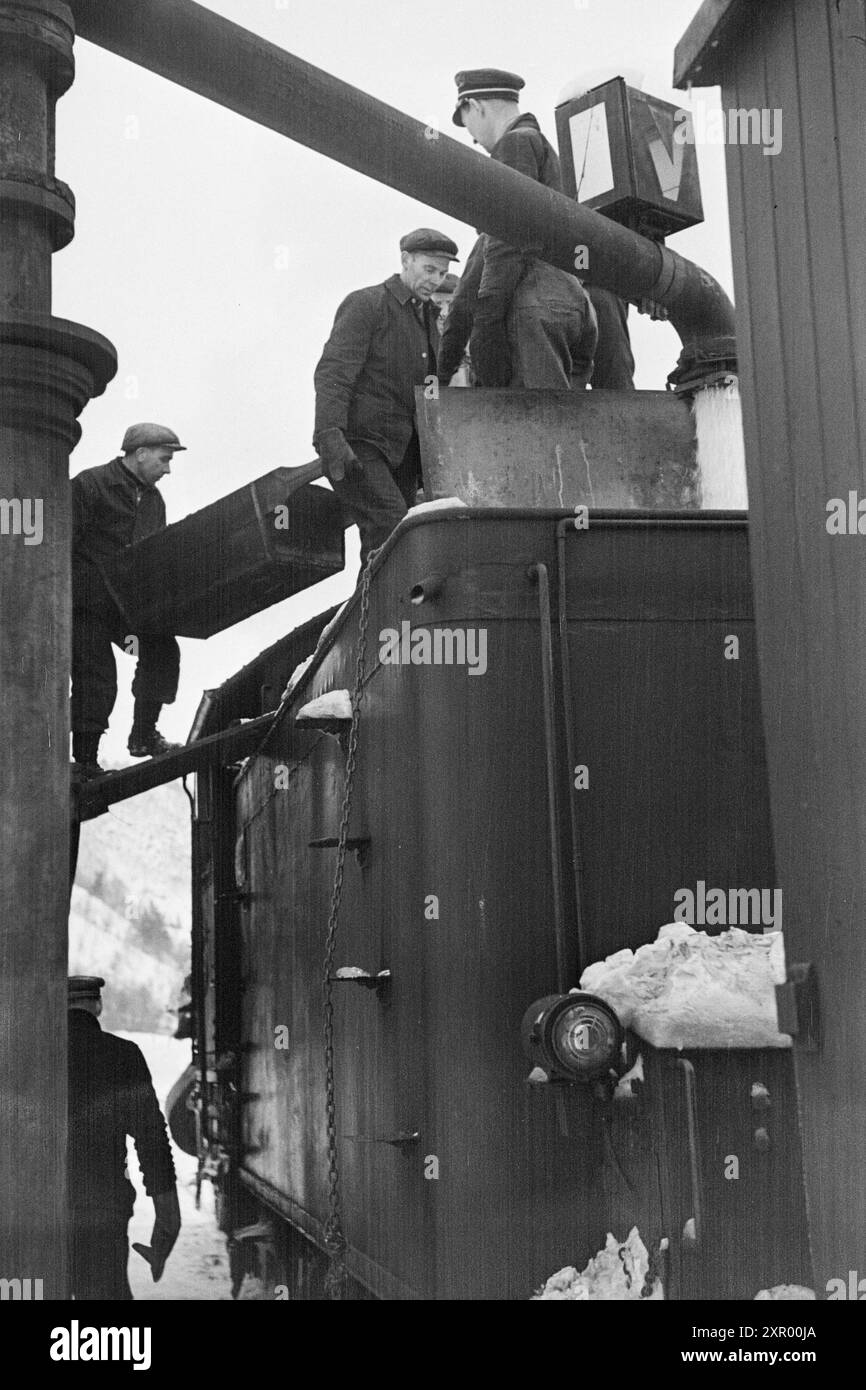 Effettivo 5- 1948: Sgombero della neve sulla ferrovia di Bergen. La ferrovia di Bergen, una delle ferrovie più importanti della Norvegia, raggiunge il suo punto più alto appena ad ovest di Finse, a 1301 metri sul livello del mare. Il vento e la neve all'unisono qui fanno sì che non sia sempre come thateasy tenere aperta questa pista in inverno. Foto: Sverre A. Børretzen / Aktuell / NTB ***la foto non viene elaborata*** questo testo immagine viene tradotto automaticamente questo testo immagine viene tradotto automaticamente questo testo immagine viene tradotto automaticamente Foto Stock