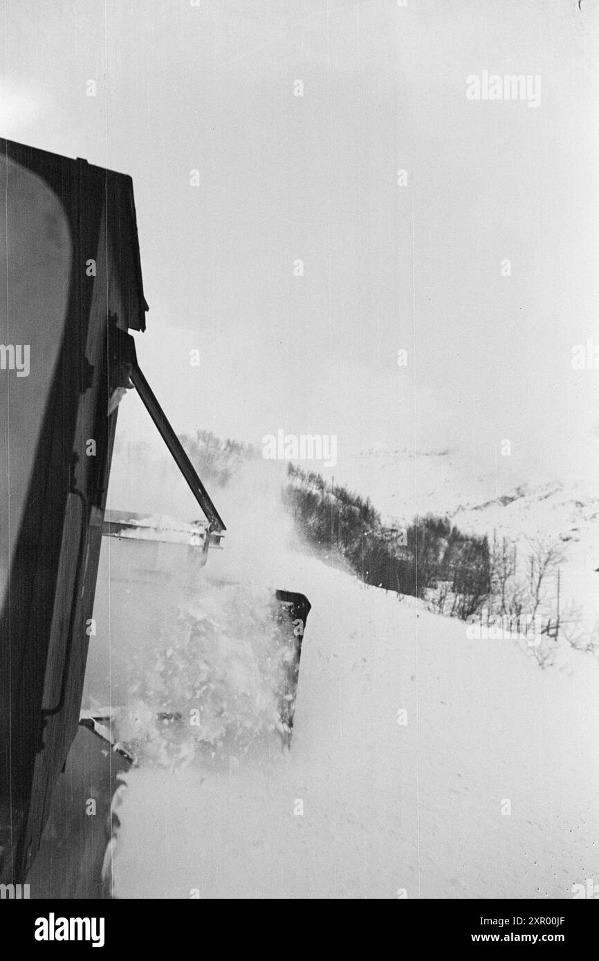 Effettivo 5- 1948: Sgombero della neve sulla ferrovia di Bergen. La ferrovia di Bergen, una delle ferrovie più importanti della Norvegia, raggiunge il suo punto più alto appena ad ovest di Finse, a 1301 metri sul livello del mare. Il vento e la neve all'unisono qui fanno sì che non sia sempre una cosa da tenere aperta questa pista in inverno. Foto: Sverre A. Børretzen / Aktuell / NTB ***la foto non viene elaborata*** questo testo immagine viene tradotto automaticamente questo testo immagine viene tradotto automaticamente questo testo immagine viene tradotto automaticamente Foto Stock