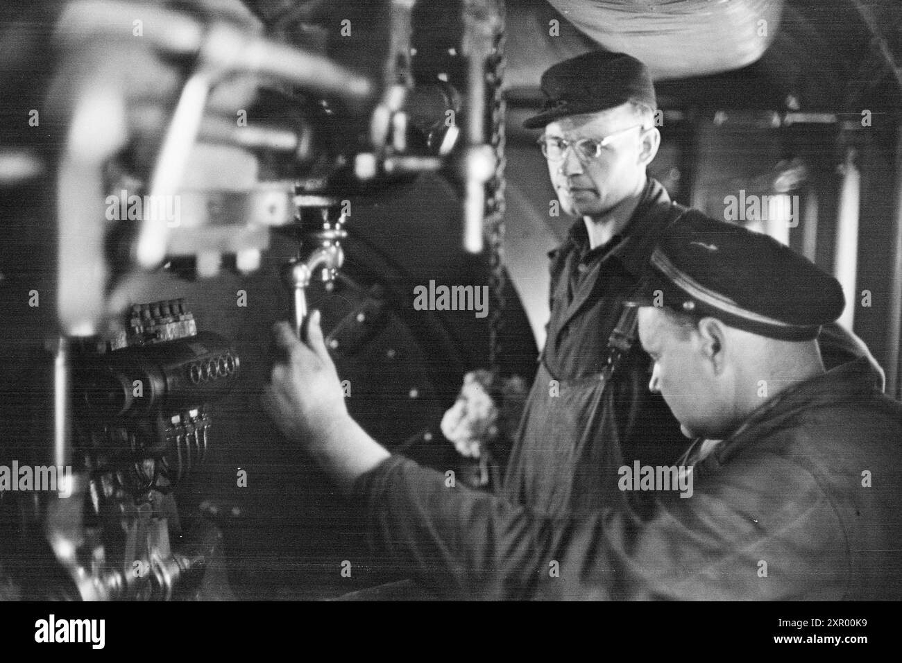 Effettivo 5- 1948: Sgombero della neve sulla ferrovia di Bergen. La ferrovia di Bergen, una delle ferrovie più importanti della Norvegia, raggiunge il suo punto più alto appena ad ovest di Finse, a 1301 metri sul livello del mare. Il vento e la neve all'unisono qui fanno sì che non sia sempre una cosa da tenere aperta questa pista in inverno. Foto: Sverre A. Børretzen / Aktuell / NTB ***la foto non viene elaborata*** questo testo immagine viene tradotto automaticamente questo testo immagine viene tradotto automaticamente questo testo immagine viene tradotto automaticamente Foto Stock