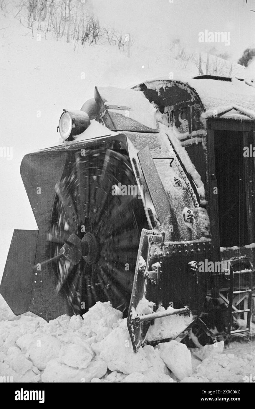 Effettivo 5- 1948: Sgombero della neve sulla ferrovia di Bergen. La ferrovia di Bergen, una delle ferrovie più importanti della Norvegia, raggiunge il suo punto più alto appena ad ovest di Finse, a 1301 metri sul livello del mare. Il vento e la neve all'unisono qui fanno sì che non sia sempre una cosa da tenere aperta questa pista in inverno. L'aratro rotativo della neve è di solito posizionato a finse, e da qui è diretto dove è più utilizzato per esso. I giradischi sono stati installati in diverse stazioni, in cui la rotazione può essere invertita e inviata indietro nello stesso modo in cui è stata effettuata. Foto: Sverre A. Børretzen / Aktuell / NTB ***la foto non lo è Foto Stock