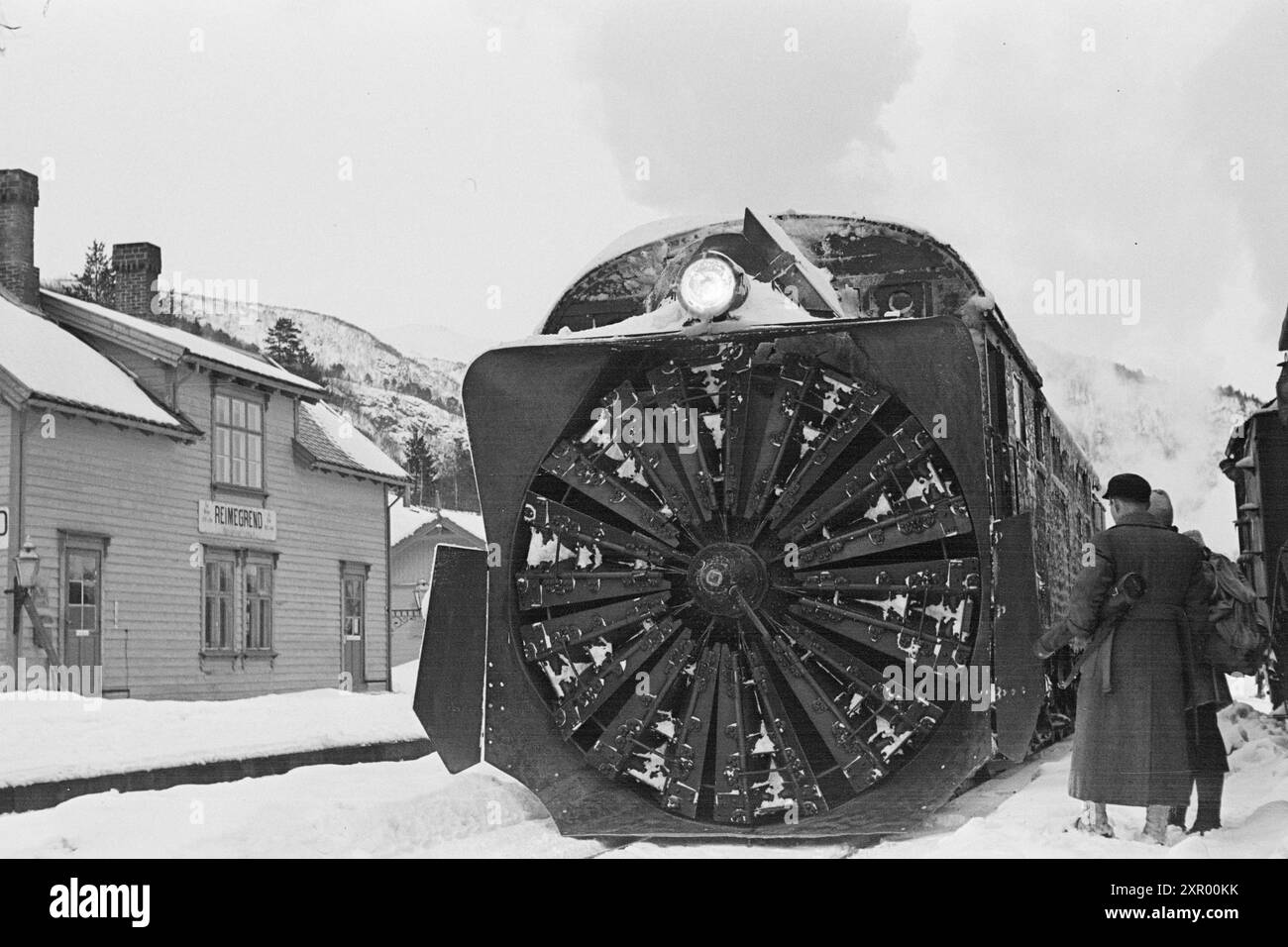 Effettivo 5- 1948: Sgombero della neve sulla ferrovia di Bergen. La ferrovia di Bergen, una delle ferrovie più importanti della Norvegia, raggiunge il suo punto più alto appena ad ovest di Finse, a 1301 metri sul livello del mare. Il vento e la neve all'unisono qui fanno sì che non sia sempre una cosa da tenere aperta questa pista in inverno. L'aratro rotativo della neve è di solito posizionato a finse, e da qui è diretto dove è più utilizzato per esso. I giradischi sono stati installati in diverse stazioni, in cui la rotazione può essere invertita e inviata indietro nello stesso modo in cui è stata effettuata. Foto: Sverre A. Børretzen / Aktuell / NTB ***la foto non lo è Foto Stock