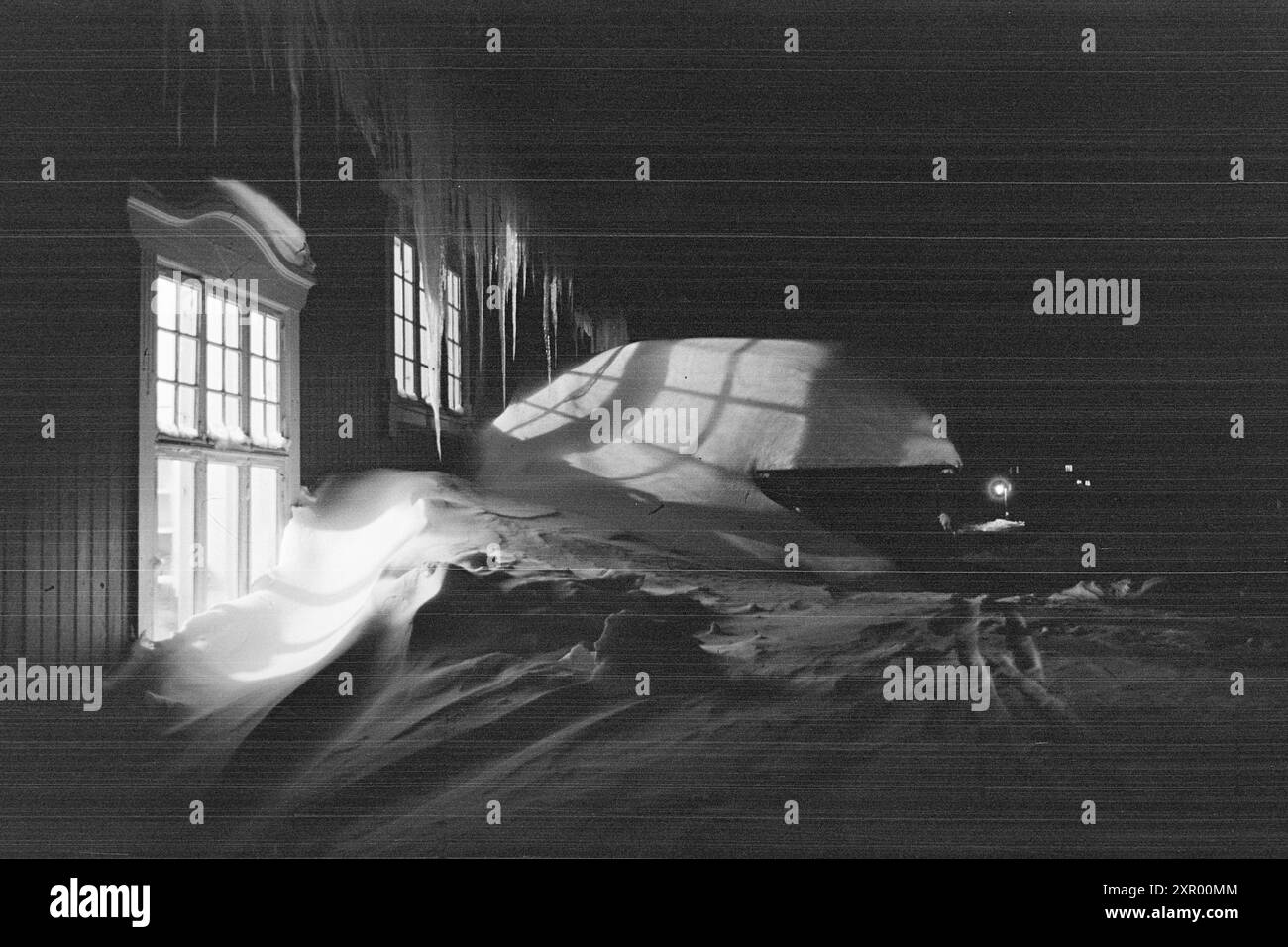 Effettivo 5- 1948: Sgombero della neve sulla ferrovia di Bergen. La ferrovia di Bergen, una delle ferrovie più importanti della Norvegia, raggiunge il suo punto più alto appena ad ovest di Finse, a 1301 metri sul livello del mare. Il vento e la neve all'unisono qui fanno sì che non sia sempre una cosa da tenere aperta questa pista in inverno. In questa foto c'è una speciale atmosfera accogliente con la luce che scorre attraverso le finestre di Finse hotell e i ghiaccioli appesi al soffitto. Ma è indubbiamente il più intimo dentro. Foto: Sverre A. Børretzen / Aktuell / NTB ***la foto non viene elaborata*** questa ima Foto Stock