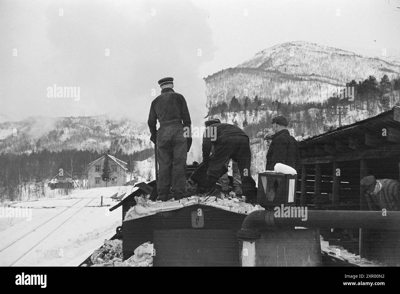 Effettivo 5- 1948: Sgombero della neve sulla ferrovia di Bergen. La ferrovia di Bergen, una delle ferrovie più importanti della Norvegia, raggiunge il suo punto più alto appena ad ovest di Finse, a 1301 metri sul livello del mare. Il vento e la neve all'unisono qui fanno sì che non sia sempre una cosa da tenere aperta questa pista in inverno. Foto: Sverre A. Børretzen / Aktuell / NTB ***la foto non viene elaborata*** questo testo immagine viene tradotto automaticamente questo testo immagine viene tradotto automaticamente questo testo immagine viene tradotto automaticamente Foto Stock