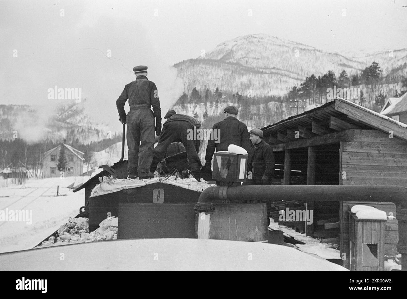 Effettivo 5- 1948: Sgombero della neve sulla ferrovia di Bergen. La ferrovia di Bergen, una delle ferrovie più importanti della Norvegia, raggiunge il suo punto più alto appena ad ovest di Finse, a 1301 metri sul livello del mare. Il vento e la neve all'unisono qui fanno sì che non sia sempre una cosa da tenere aperta questa pista in inverno. Foto: Sverre A. Børretzen / Aktuell / NTB ***la foto non viene elaborata*** questo testo immagine viene tradotto automaticamente questo testo immagine viene tradotto automaticamente questo testo immagine viene tradotto automaticamente Foto Stock