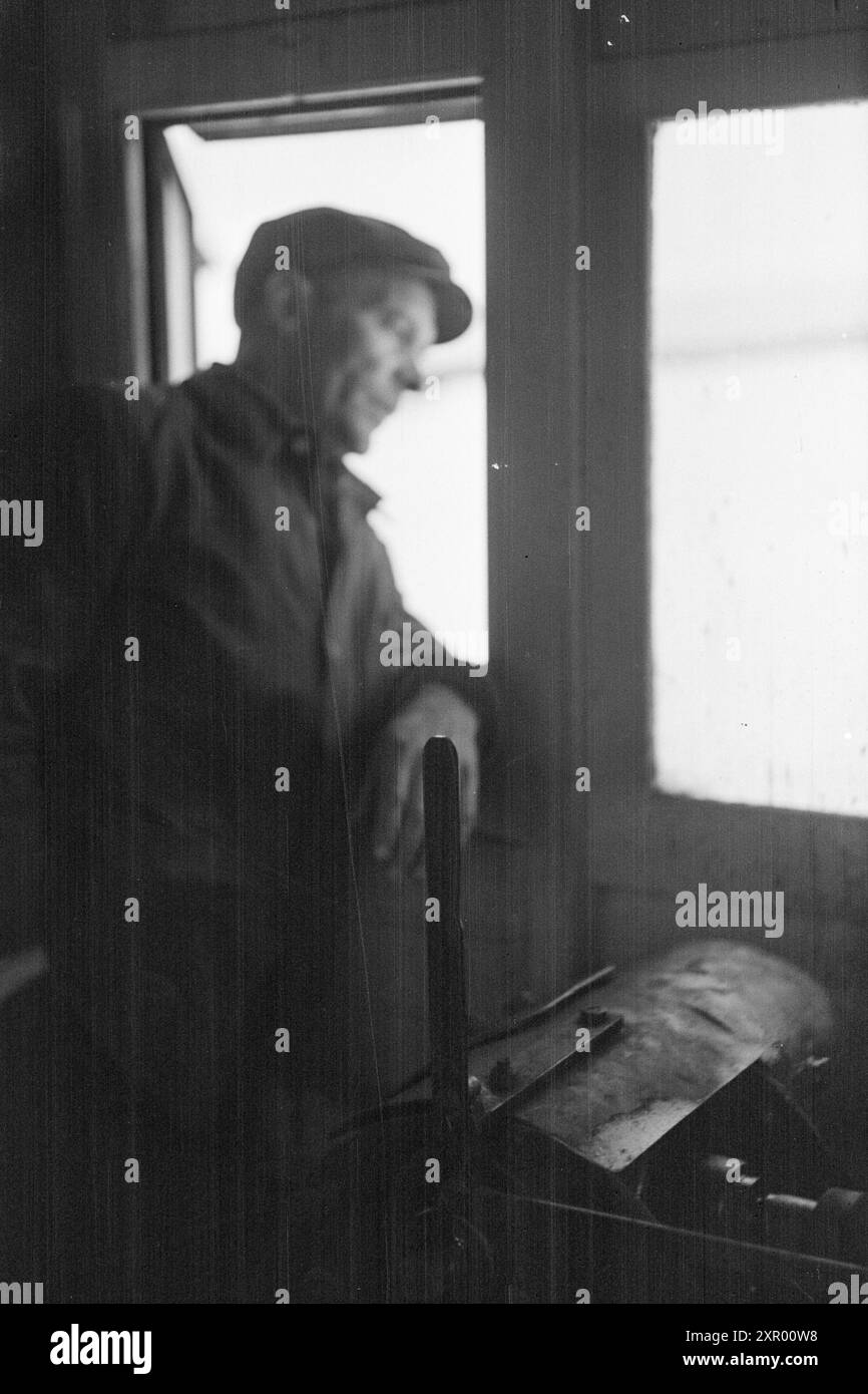 Effettivo 5- 1948: Sgombero della neve sulla ferrovia di Bergen. La ferrovia di Bergen, una delle ferrovie più importanti della Norvegia, raggiunge il suo punto più alto appena ad ovest di Finse, a 1301 metri sul livello del mare. Il vento e la neve all'unisono qui fanno sì che non sia sempre una cosa da tenere aperta questa pista in inverno. Foto: Sverre A. Børretzen / Aktuell / NTB ***la foto non viene elaborata*** questo testo immagine viene tradotto automaticamente questo testo immagine viene tradotto automaticamente questo testo immagine viene tradotto automaticamente Foto Stock