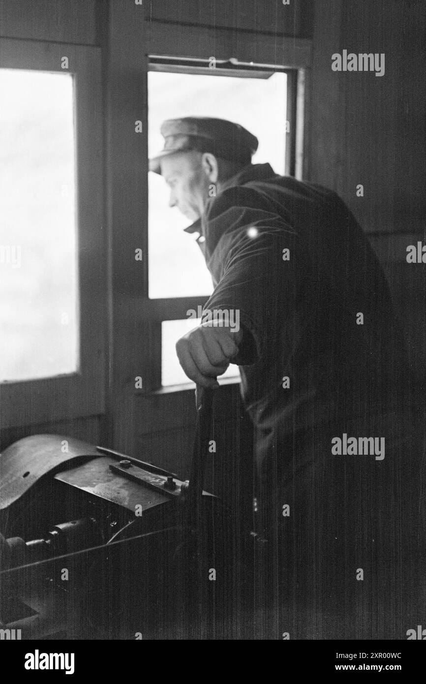 Effettivo 5- 1948: Sgombero della neve sulla ferrovia di Bergen. La ferrovia di Bergen, una delle ferrovie più importanti della Norvegia, raggiunge il suo punto più alto appena ad ovest di Finse, a 1301 metri sul livello del mare. Il vento e la neve all'unisono qui fanno sì che non sia sempre una cosa da tenere aperta questa pista in inverno. Foto: Sverre A. Børretzen / Aktuell / NTB ***la foto non viene elaborata*** questo testo immagine viene tradotto automaticamente questo testo immagine viene tradotto automaticamente questo testo immagine viene tradotto automaticamente Foto Stock