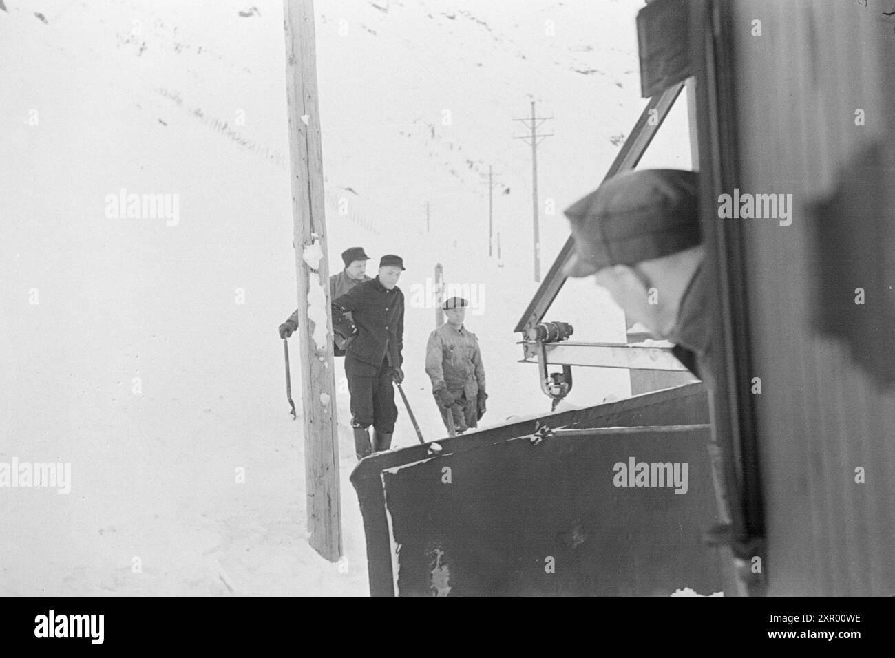 Effettivo 5- 1948: Sgombero della neve sulla ferrovia di Bergen. La ferrovia di Bergen, una delle ferrovie più importanti della Norvegia, raggiunge il suo punto più alto appena ad ovest di Finse, a 1301 metri sul livello del mare. Il vento e la neve all'unisono qui fanno sì che non sia sempre una cosa da tenere aperta questa pista in inverno. Foto: Sverre A. Børretzen / Aktuell / NTB ***la foto non viene elaborata*** questo testo immagine viene tradotto automaticamente questo testo immagine viene tradotto automaticamente questo testo immagine viene tradotto automaticamente Foto Stock
