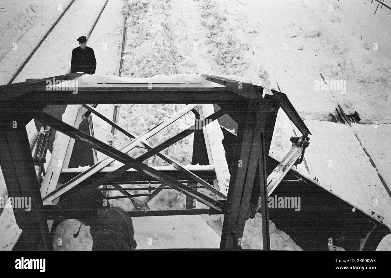 Effettivo 5- 1948: Sgombero della neve sulla ferrovia di Bergen. La ferrovia di Bergen, una delle ferrovie più importanti della Norvegia, raggiunge il suo punto più alto appena ad ovest di Finse, a 1301 metri sul livello del mare. Il vento e la neve all'unisono qui fanno sì che non sia sempre una cosa da tenere aperta questa pista in inverno. Foto: Sverre A. Børretzen / Aktuell / NTB ***la foto non viene elaborata*** questo testo immagine viene tradotto automaticamente questo testo immagine viene tradotto automaticamente questo testo immagine viene tradotto automaticamente Foto Stock