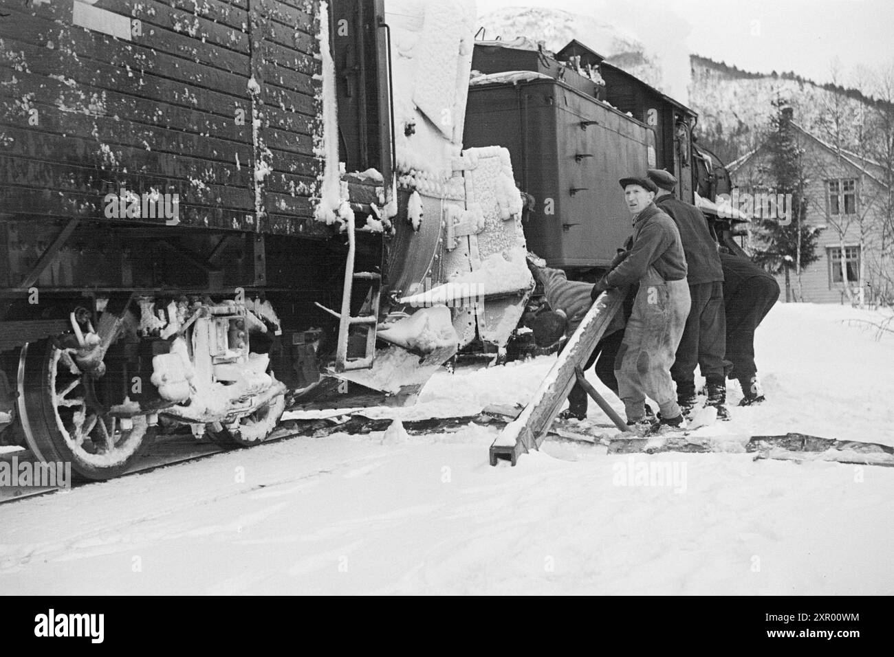 Effettivo 5- 1948: Sgombero della neve sulla ferrovia di Bergen. La ferrovia di Bergen, una delle ferrovie più importanti della Norvegia, raggiunge il suo punto più alto appena ad ovest di Finse, a 1301 metri sul livello del mare. Il vento e la neve all'unisono qui fanno sì che non sia sempre una cosa da tenere aperta questa pista in inverno. Foto: Sverre A. Børretzen / Aktuell / NTB ***la foto non viene elaborata*** questo testo immagine viene tradotto automaticamente questo testo immagine viene tradotto automaticamente questo testo immagine viene tradotto automaticamente Foto Stock